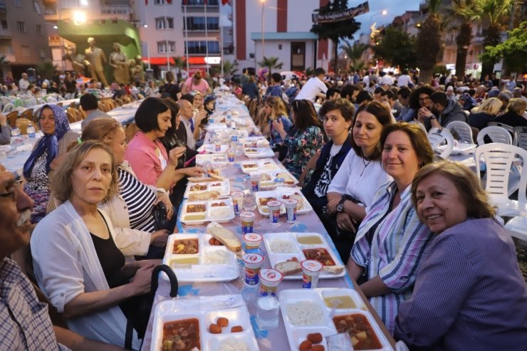 Turgutlu halkını gönül sofrasında buluşturan iftar