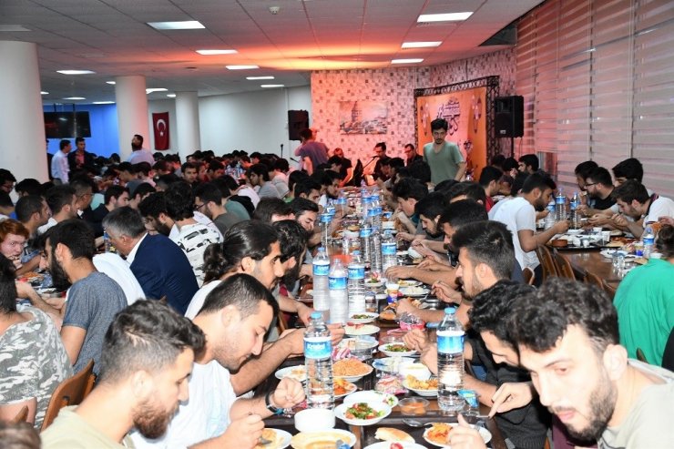 Vali üniversiteli gençlerle iftar yaptı
