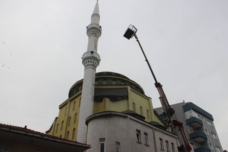 Cami minaresini boyarken vinçte mahsur kaldılar