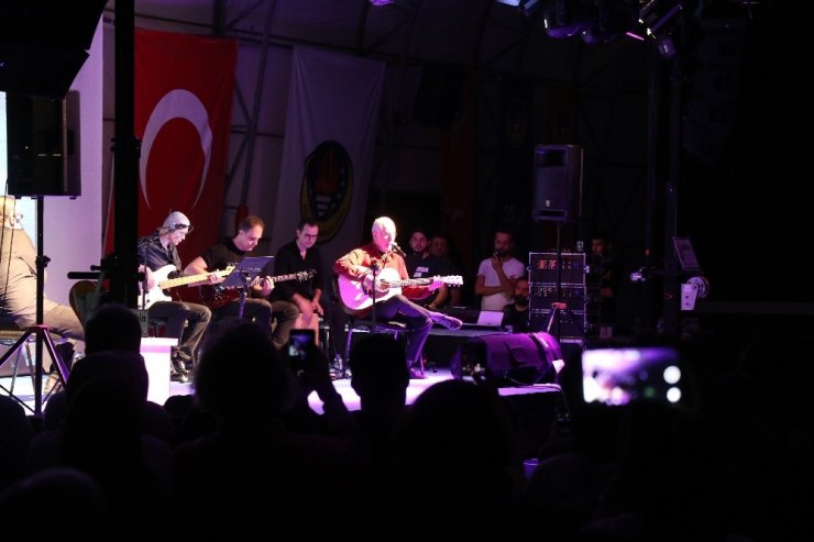 Sunay Akın ve İlhan Şeşen Karabük’te sevenleri ile bir araya geldi