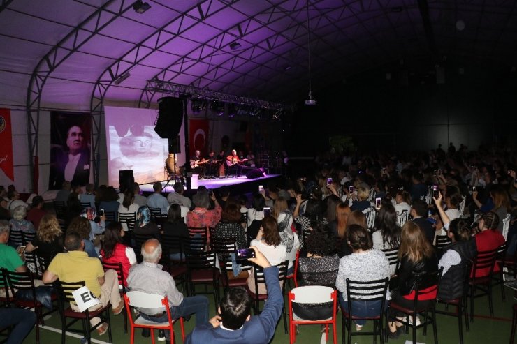 Sunay Akın ve İlhan Şeşen Karabük’te sevenleri ile bir araya geldi