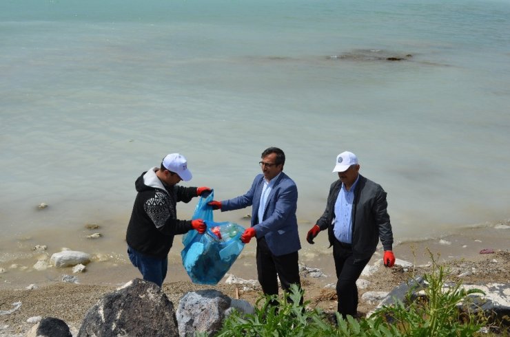 Belediye personeli Van Gölü sahilini temizledi