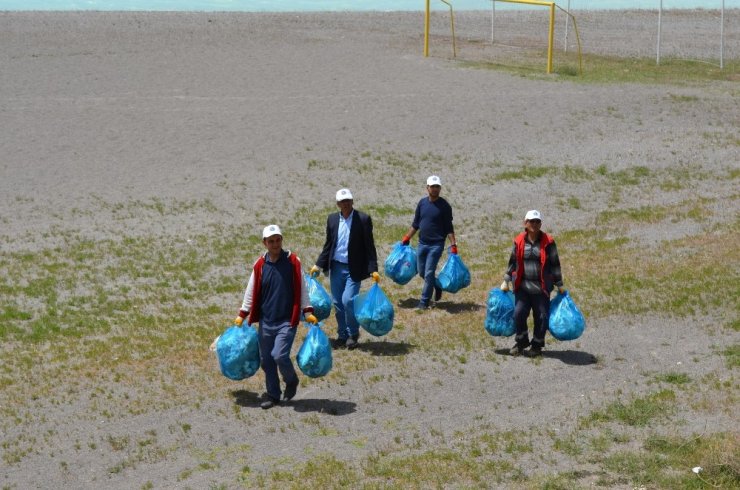 Belediye personeli Van Gölü sahilini temizledi