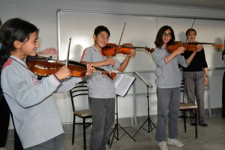 Köy okulu öğrencileri klasik müzikle tanıştı