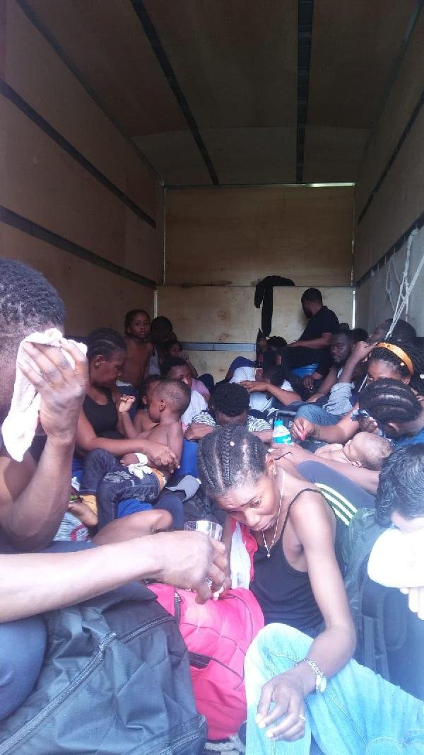 Kamyon kasasındaki kaçak göçmenler bitkin halde bulundu