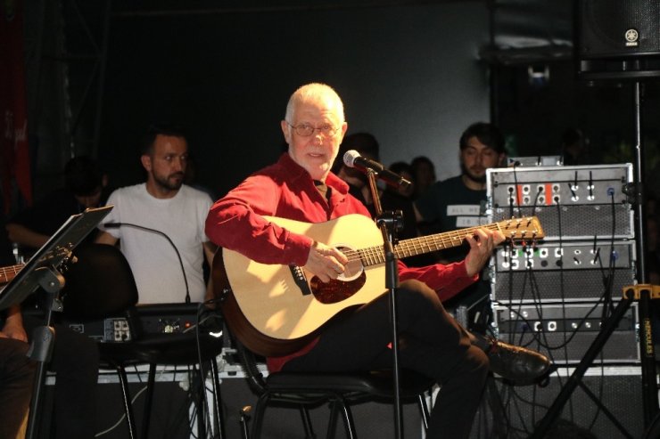 Sunay Akın ve İlhan Şeşen Karabük’te sevenleri ile bir araya geldi