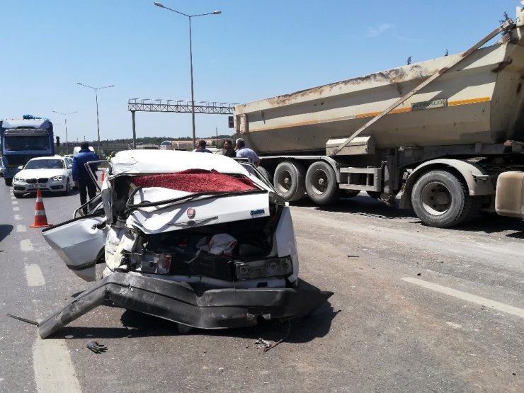 Kocaeli’de hafriyat kamyonu ile otomobil çarpıştı: 3 yaralı