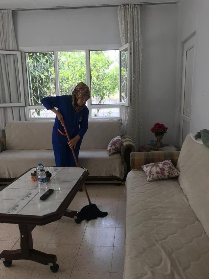Ceyhan’da yaşlıların evlerinde bayram temizliği yapılıyor