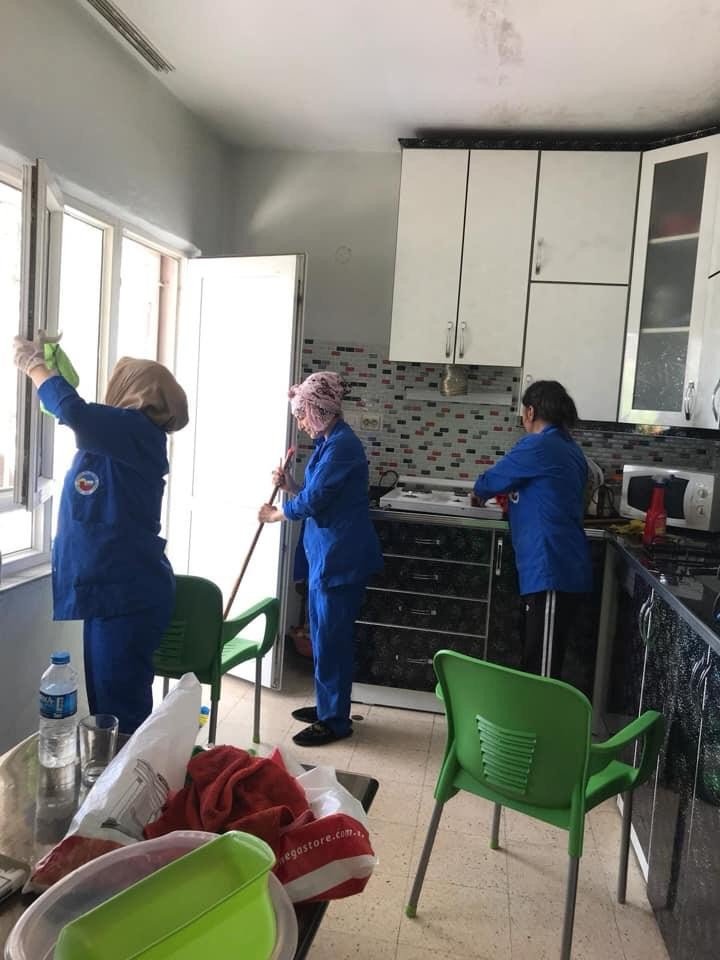 Ceyhan’da yaşlıların evlerinde bayram temizliği yapılıyor