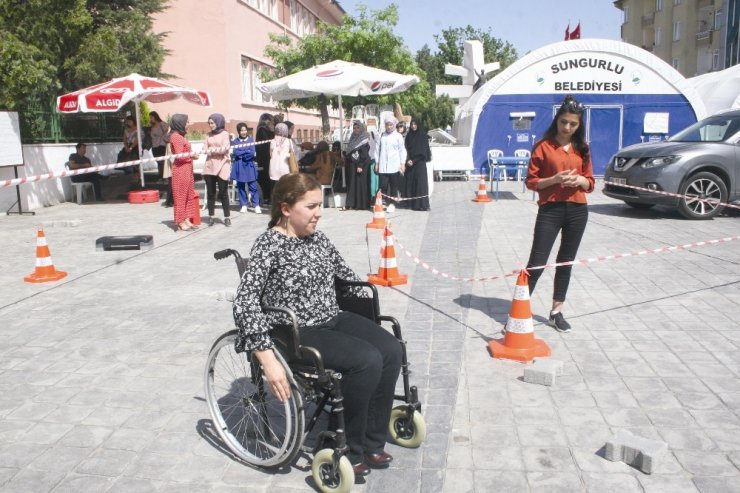 Engelliler için ’Empati Parkuru’nda yürüdüler