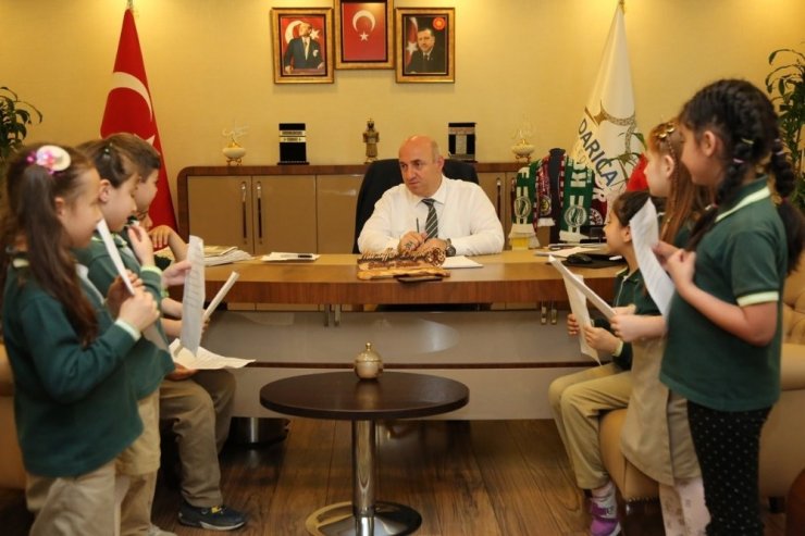 Başkan Bıyık, kendisini ziyaret eden öğrencilerle satranç oynadı