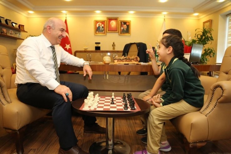 Başkan Bıyık, kendisini ziyaret eden öğrencilerle satranç oynadı