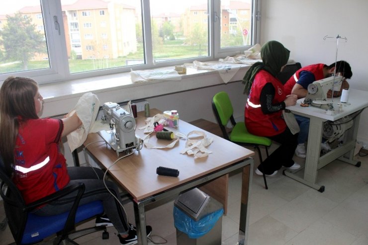 Erzincan’da gençler ’Sıfır Atık’ için bez çanta dikiyor
