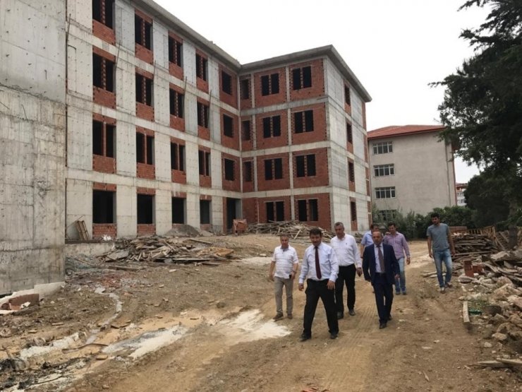 Vali Yardımcısı Çek , Burhaniye’de okul inşaatlarını inceledi