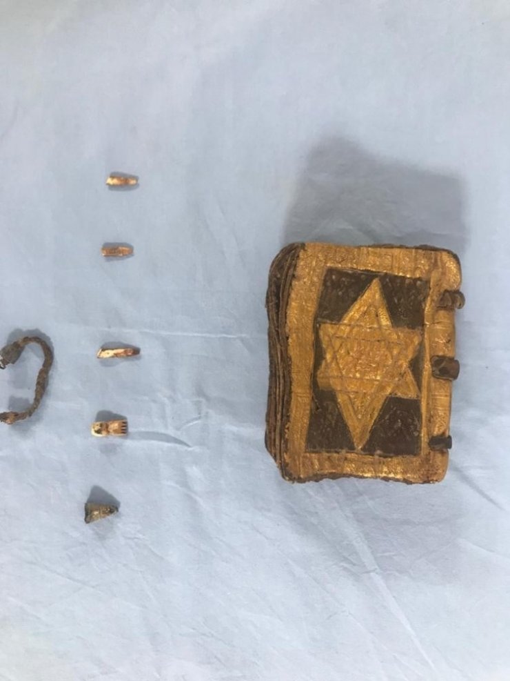 İzmir’de altın varaklı bin 500 yıllık İbranice kitap ele geçirildi