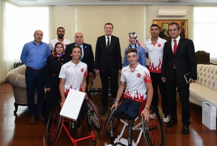 Milli Eğitim Bakanı Ziya Selçuk, genç tenisçileri kabul etti