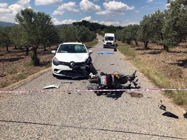 Otomobille çarpışan kasksız motosikletli öldü