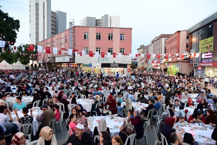Sancaktepe’de 5 bin kişi iftar sofrasında bir araya geldi