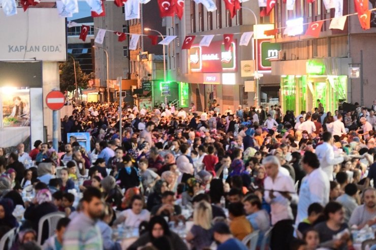 Sancaktepe’de 5 bin kişi iftar sofrasında bir araya geldi