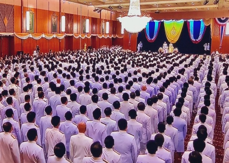 Tayland Kralı darbeden sonra kurulan ilk parlamentoyu açtı