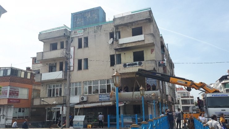 Mustafakemalpaşa’da belediye iş hanının yıkımına başlandı