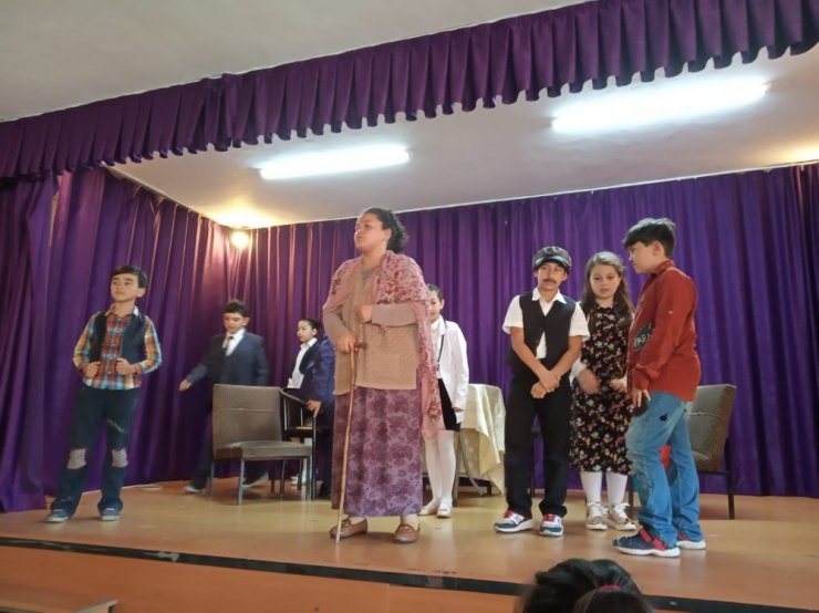 Minik öğrenciler ‘Pırlanta Bal’ oyununu sahneledi