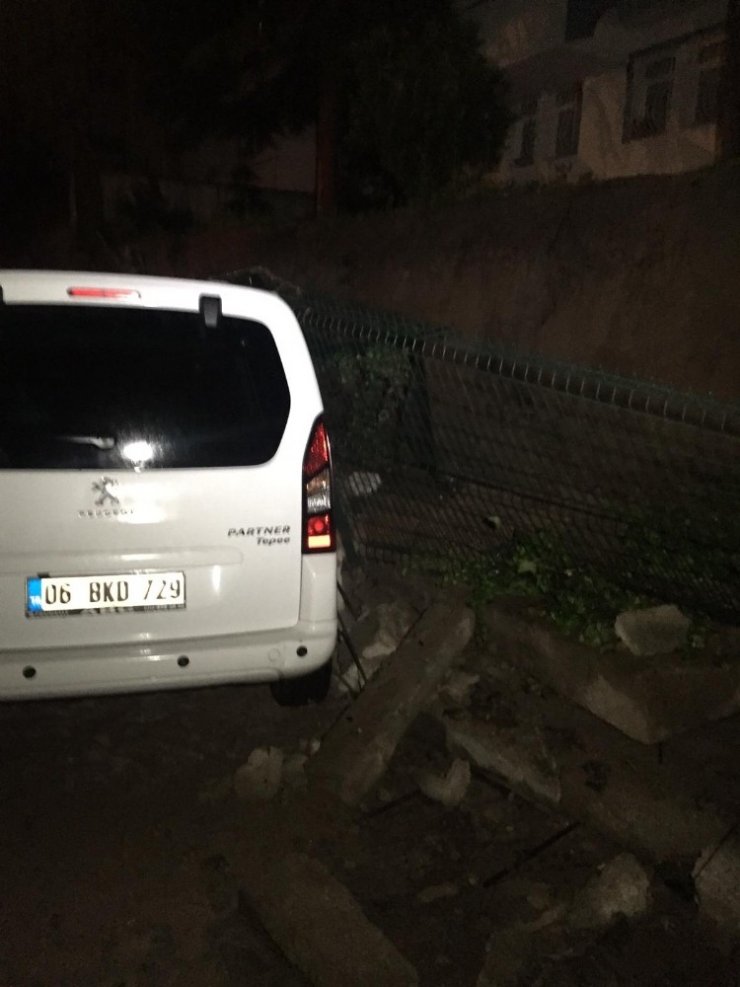 Başkent’te istinat duvarı otomobillerin üzerine çöktü