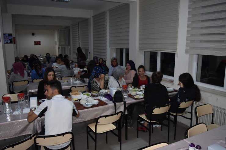 Aslanapa protokolü, Anadolu Lisesi öğrencileriyle iftar yemeğinde buluştu
