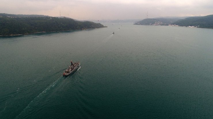 Donanma Gemileri İstanbul Boğazı’ndan geçiyor