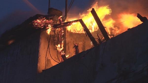 Gaziosmanpaşa'da 4 katlı binada çıkan yangın mahalleliyi sokağa döktü
