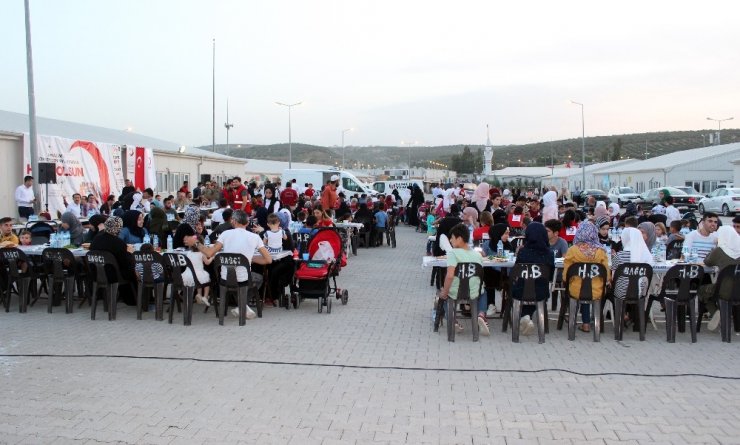Türk Kızılay, 8 bin Suriyeliye iftar programı düzenledi