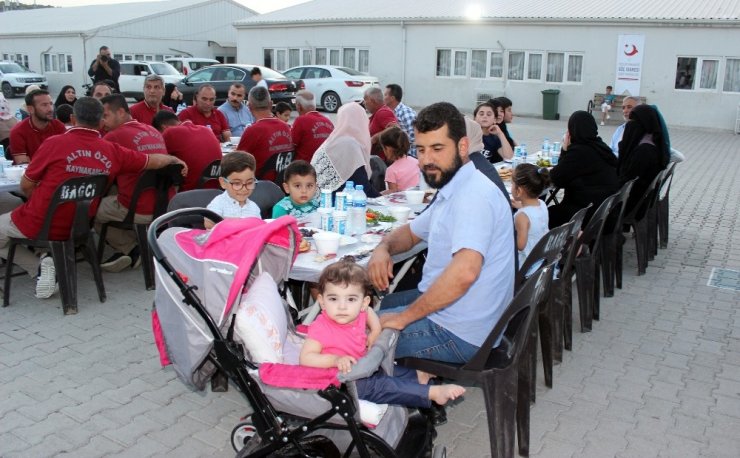 Türk Kızılay, 8 bin Suriyeliye iftar programı düzenledi