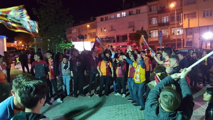 Emet’te Galatasaray taraftarları kutlama yaptı