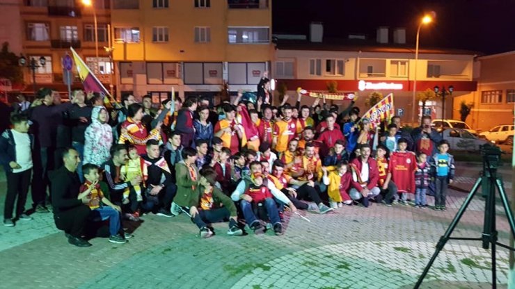 Emet’te Galatasaray taraftarları kutlama yaptı