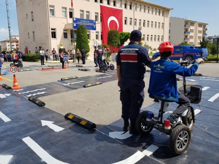 İstanbul İl Jandarma Komutanlığı öğrencilere trafikte farkındalık eğitimi verdi