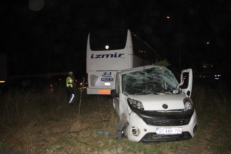 Antalya’da yolcu otobüsü ile ticari araç çarpıştı: 4 yaralı