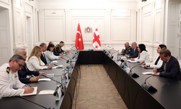 Bakan Akar, Gürcistan Devlet Başkanı Zurabişvili ile bir araya geldi
