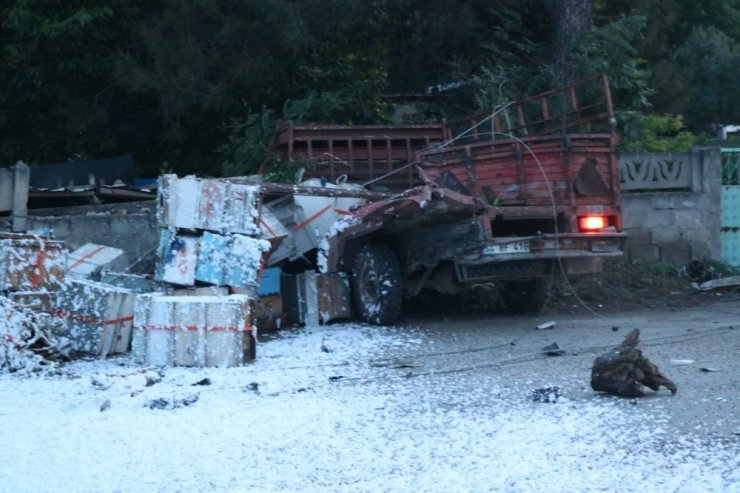 Akaryakıt tankeri ile arı kovanı yüklü kamyonet çarpıştı: 1 ölü, 5 yaralı