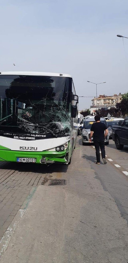 Bursa’da belediye otobüsü 6 aracı biçti