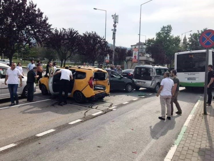 Bursa’da belediye otobüsü 6 aracı biçti