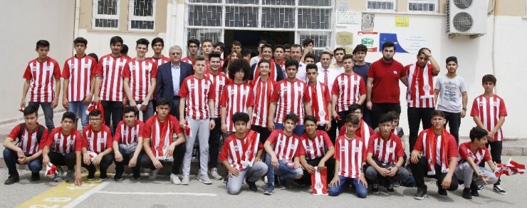 Başkan Genç’ten Antalyaspor forması ve kaşkol jesti