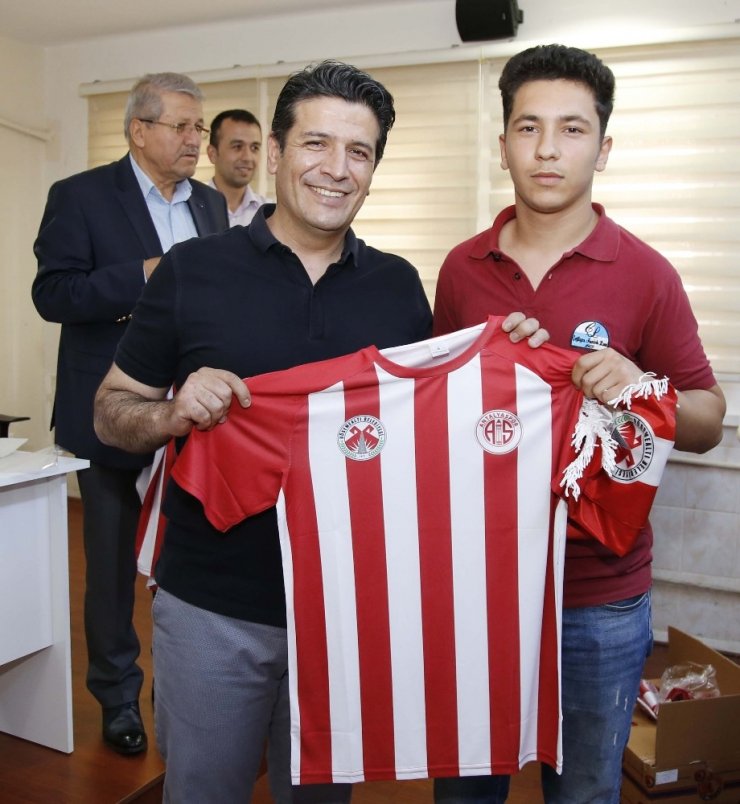 Başkan Genç’ten Antalyaspor forması ve kaşkol jesti