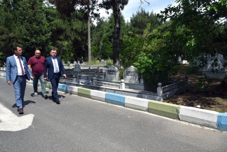 Başkan Sarıkurt mezarlıkları inceledi