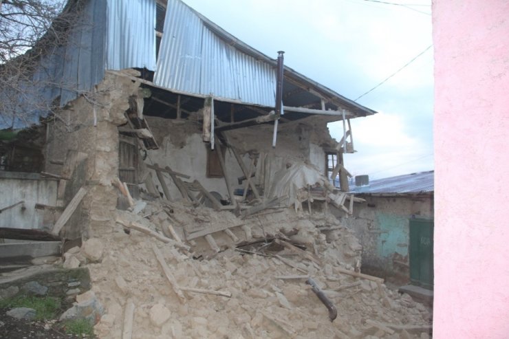 Elazığ’daki 5.2’lik deprem, bin 325 ev ve ahıra zarar vermiş