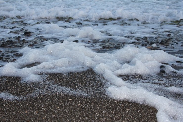 Mersin’de inanılmaz doğa olayı: Deniz köpürdü