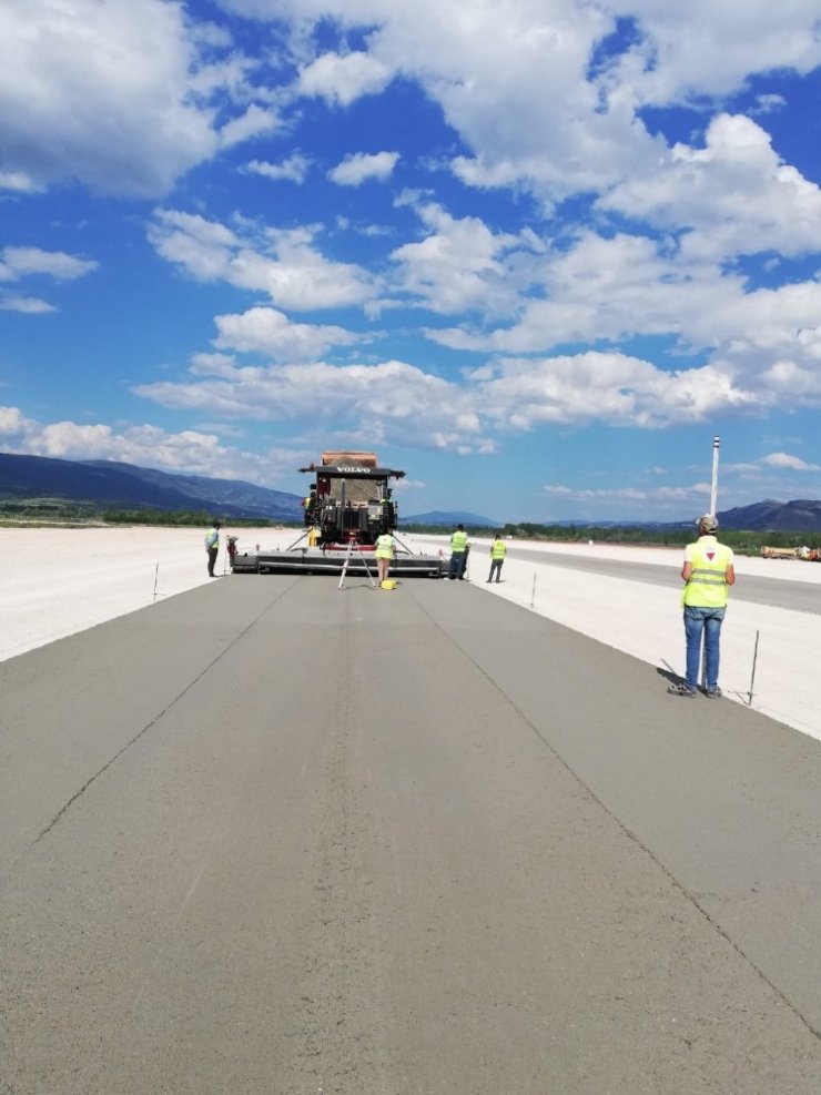 Yeni Tokat Havalimanı pistinde beton çalışması başladı
