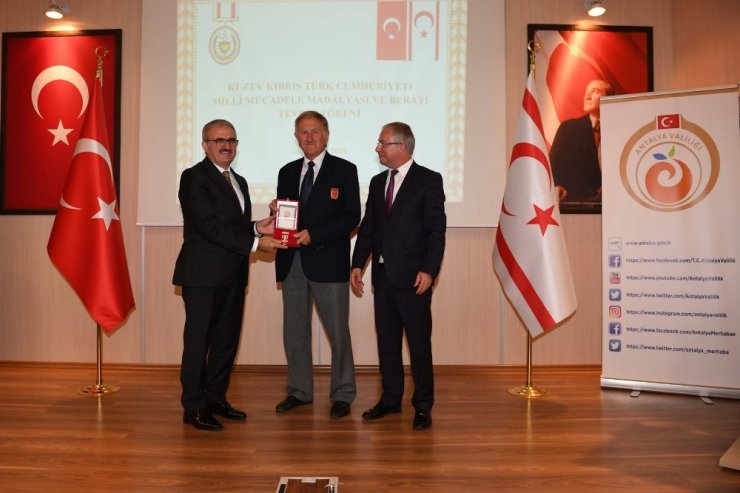 Vali Karaloğlu Kıbrıs Gazilerine Milli Mücadele Madalyası verdi