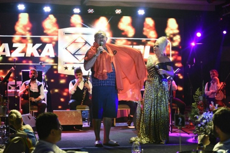 Safiye Soyman oğlunu görünce gözyaşlarını tutamadı