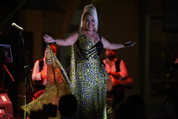 Safiye Soyman oğlunu görünce gözyaşlarını tutamadı