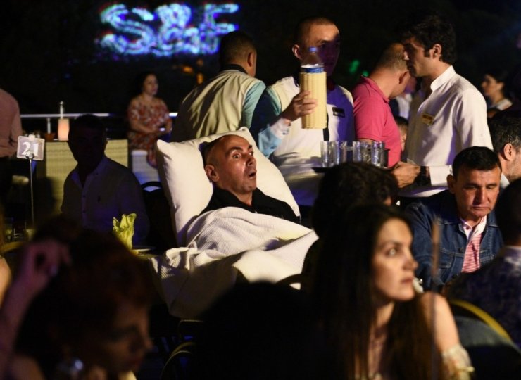 Safiye Soyman oğlunu görünce gözyaşlarını tutamadı